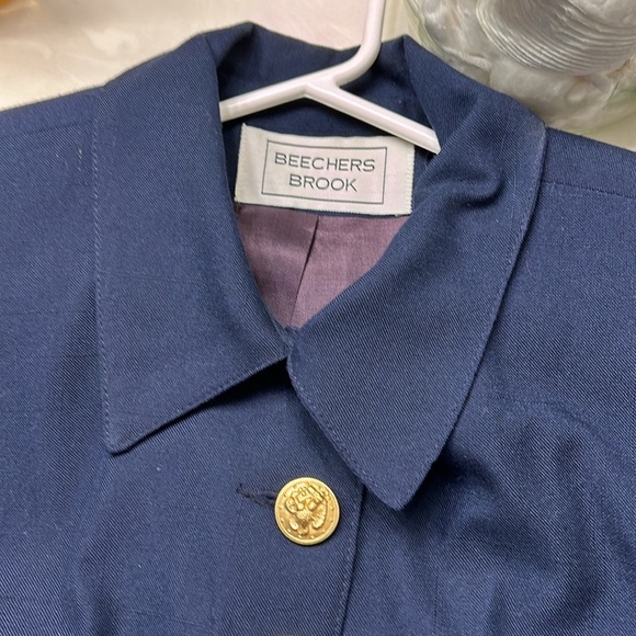 Beechers Brook women’s blazer with unique gold button details. - Picture 4 of 6